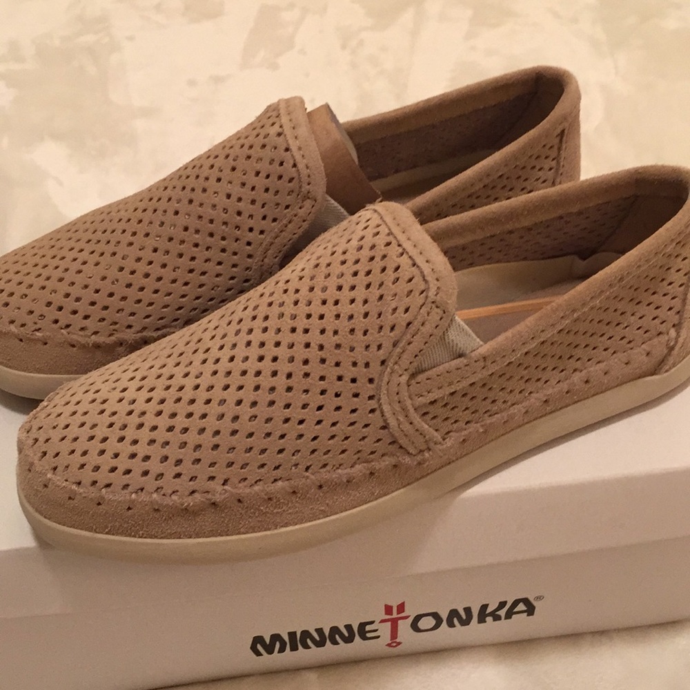 Minnetonka Pacific Suede Shoes size 6.5 NWT